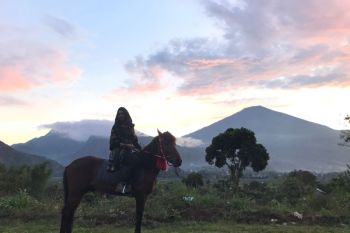 Berburu spot di kaki Gunung Rinjani, berpacu mewarnai negeri