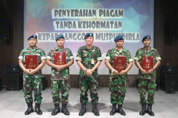 Empat anggota TNI Muspusdirla menerima Tanda Kehormatan dari Presiden