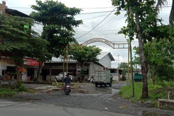 Jalan Simpang Empat Wakul Renteng semakin rusak
