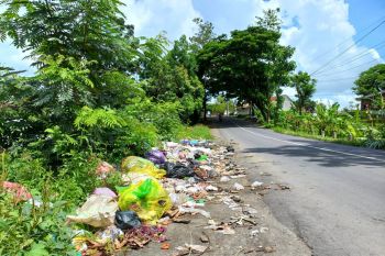 Warga keluhkan tumpukan sampah di jalan raya Tiwugalih Lombok Tengah