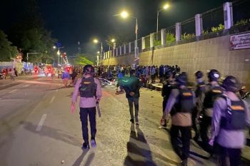 Polisi gandeng TNI bubarkan massa anarkis di Tugu Salib