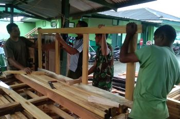 Satgas TMMD Biak Numfor masuk tahapan pembuatan daun pintu