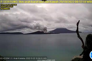 Gunung Anak Krakatau di Selat Sunda erupsi selama dua menit