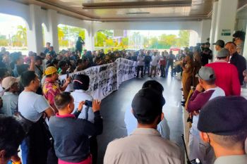 Ratusan warga gelar aksi unjukrasa  menuntut penambangan Pasir