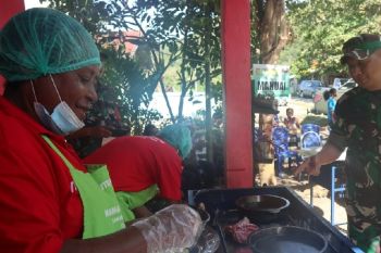 Kasad membantu gerobak martabak ke mama-mama Papua di Jayapura