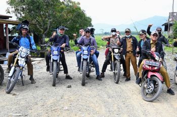 Delis gunakan sepeda motor kunjungi wilayah terpencil Desa Ululaa
