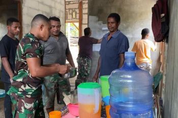 Satgas TMMD Biak Numfor makan bersama warga ciptakan kebersamaan