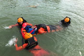 Kantor SAR Palu  asah kemampuan personel dengan latihan di dalam air