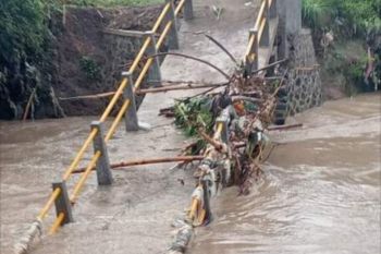 BPBD memberikan bantuan kepada korban banjir tiga desa di Lombok Tengah