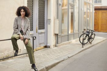 Uniqlo membawa gaya "effortless" ala Ines De La Fressange di akhir 2022