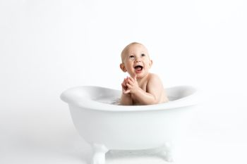 Inilah suhu air yang tepat untuk memandikan bayi