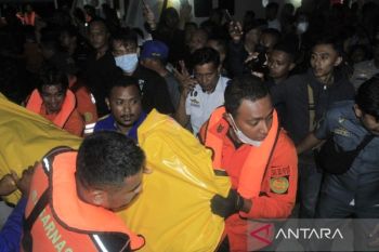Tim SAR evakuasi telah sebanyak 320 penumpang kapal terbakar di perairan Pulau Timor