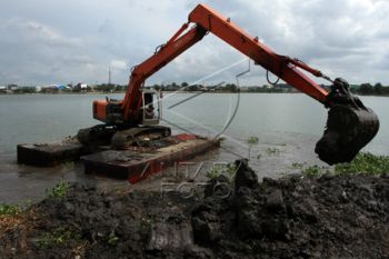 Pengerukan Waduk Tunggu Pampang di Makassar