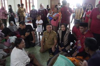 Pastikan kebutuhan warga terpenuhi, Gubernur datangi pengungsian di Kobar
