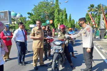 Bupati Pesisir Selatan bersama Forkopimda bagikan bendera Merah Putih ke masyarakat