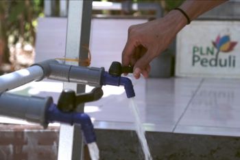 PLN membantu ratusan keluarga di Lombok Timur atasi krisis air bersih