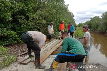 Jalan penghubung desa ambrol diterjang abrasi, polisi dan masyarakat segera perbaiki