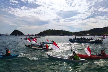 Warga Labuan Bajo ikut lomba dayung dari IFG