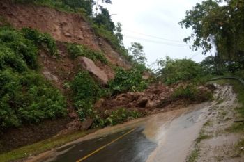 Material longsor menutup jalur trans Sulawesi di Majene