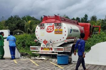 Sopir kebelet kencing, mobil tangki Pertamina seruduk tembok di Lotim (Video)