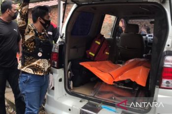Polisi evakuasi jasad pria di Sungai Musi