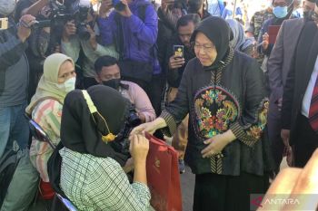 Mensos memberikan santunan dari Presiden Jokowi untuk korban tragedi Kanjuruhan