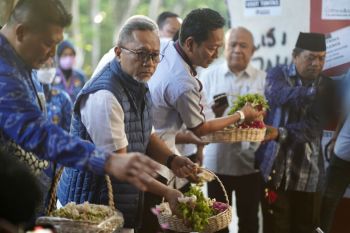 Mendag tabur bunga di Pintu 13 Stadion Kanjuruhan