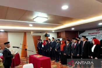 Bawaslu Kota Kendari lantik 33 calon terpilih menjadi panwaslu kecamatan