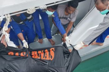 Polisi bersama Basarnas evakuasi mayat tanpa identitas di perairan Batam