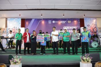 Pemkab Sleman menyerahkan tali asih Porda dan Peparda DIY