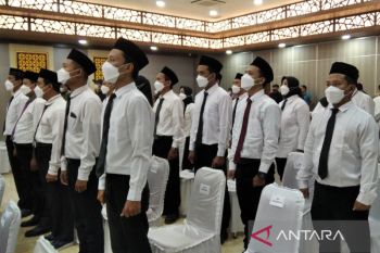 Pelantikan satu calon anggota panwaslu kecamatan menunggu tes narkoba