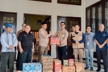 Pemkab Barut serahkan bantuan banjir untuk Kobar dan Lamandau