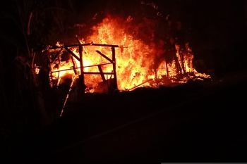 Rumah penjaga kuburan hangus terbakar