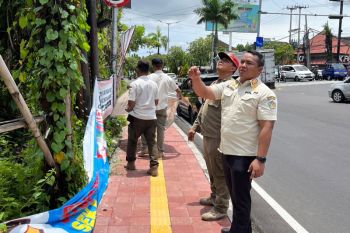 Satpol PP Bali cabut spanduk di jalan dilintasi KTT G20