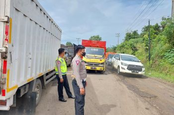 Polda Jambi kembali menghentikan sementara operasional truk batu bara