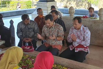 Peringati Sumpah Pemuda, Ketua Komisi A DPRD DIY bersama anggota dan wartawan ziarah ke Makam Bung Karno
