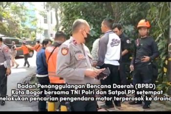 Mahasiswi IPB terperosok ke drainase Jalan Dadali Bogor saat hujan deras