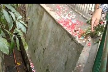 Masyarakat tabur bunga diselokan drainase lokasi mahasiswi IPB terperosok