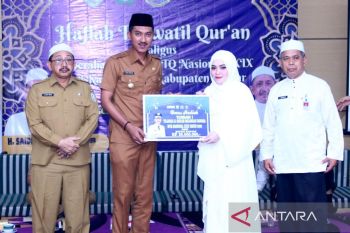Bupati serahkan bonus kafilah MTQ nasional