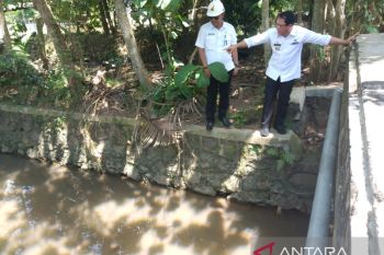 Wali Kota Metro tinjau pembangunan jalan dan titik rawan banjir