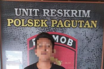 Niat beli parfum, pria ini justru embat handphone di dasboard motor