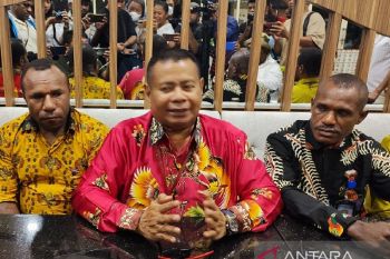 Pengacara: KPK hentikan pemeriksaan karena Gubernur Papua Lukas Enembe sakit