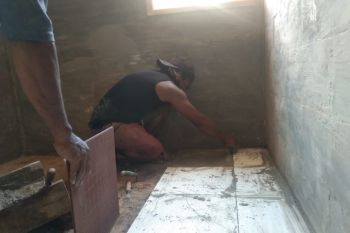 Warga antusias bantu Satgas TMMD Kodim 1708/BN saat pemasangan keramik