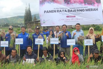 BMKG panen raya bawang merah SLI Operasional 2022 di Alahan Panjang Solok