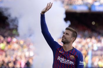 Bek Barcelona Gerard Pique gantung sepatu