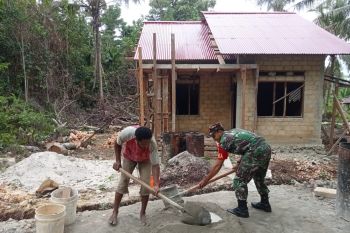 Koramil 1708-06/Supiori Utara bantu warga percepat pembangunan rumah