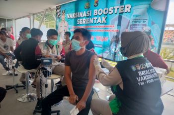 Polres Lombok Tengah memberikan vaksin penguat bagi karyawan di Mandalika