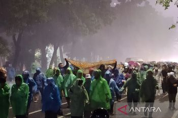 Massa aksi 411 bubar saat hujan deras