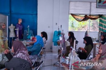 Balai Latihan Kerja Natuna latih warga jahit pakaian