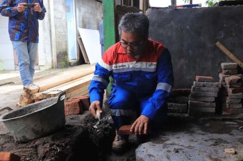Pedagang cilok ini jadi sasaran bedah rumah tidak layak huni Pertamina Cilacap